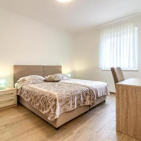 Сasa de vacaciones Mit Privatpool Fuer 10 Personen Ca 200 Qm In Banjole, Istrien Istrische Riviera *
