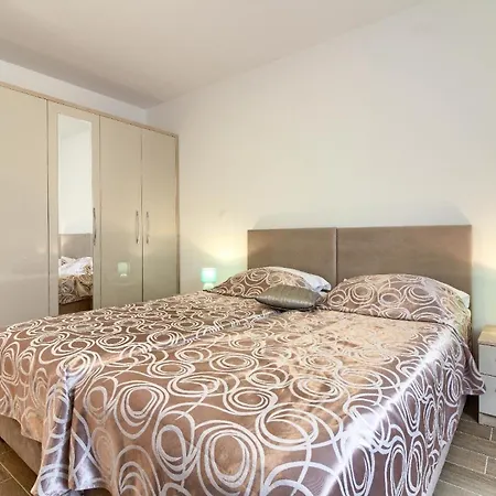 Mit Privatpool Fuer 10 Personen Ca 200 Qm In Banjole, Istrien Istrische Riviera *